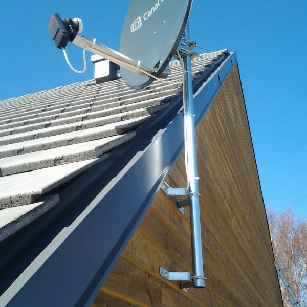 Zoom bild av Väggfäste – Bygger Ut 30 cm (Slimmat antenn- och parabolfäste)