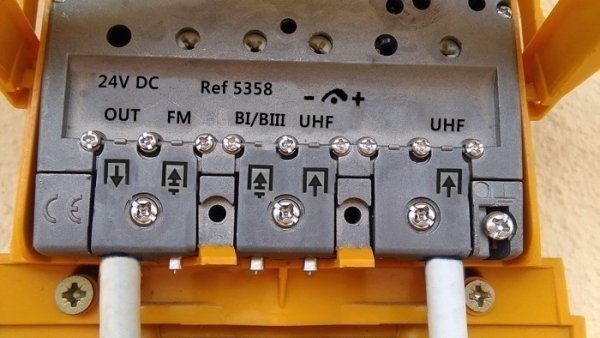 Zoom image of Televes mastförstärkare med hög förstärkning (LTE700) 4 ingångar: FM-BIII/DAB-UHF-UHF