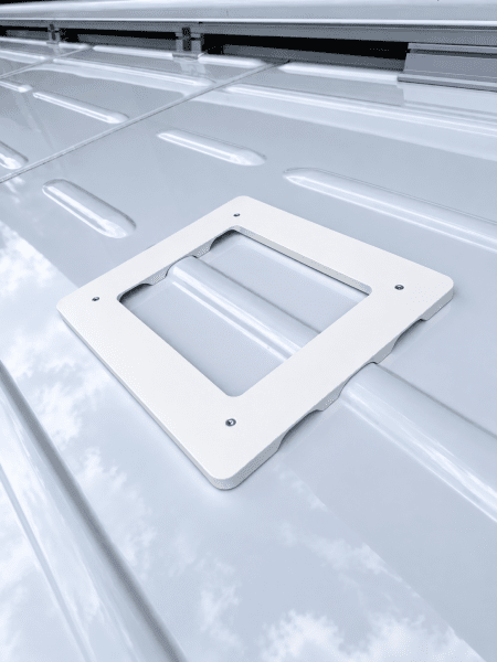 Zoom bild av Starlink Mini adapterplatta för Flat Mount Closed – Ducato/Jumper/Boxer/Movano/Proace Max från 2024 | Vit